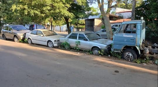 22 autos abandonados en el barrio Los Laureles: vecinos denuncian que la Municipalidad no les da respuesta concreta