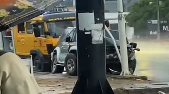 Accidente en la ex Transchaco: conductor se quedó dormido y chocó contra cartel del MOPC