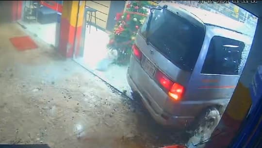 Guardia de seguridad esquivó a tiempo una furgoneta que chocó contra un local en Caaguazú