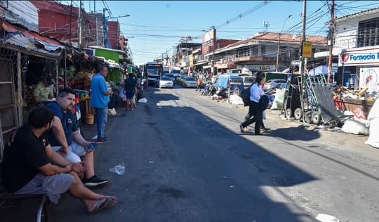 Comerciantes del Mercado 4 cuestionan al nuevo director por los límites fijados con la franja amarilla