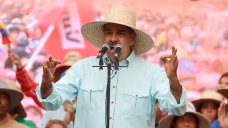 Maduro amenaza a EE.UU. y luego canta “Don’t worry”