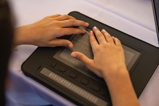 Estudiantes con discapacidad visual reciben nuevas herramientas para aprender mejor