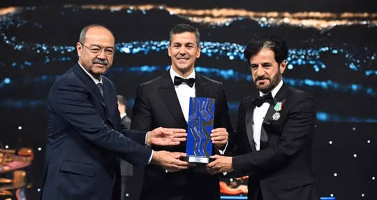 La FIA distinguió al Rally del Paraguay como el mejor del año y Peña recibió el trofeo