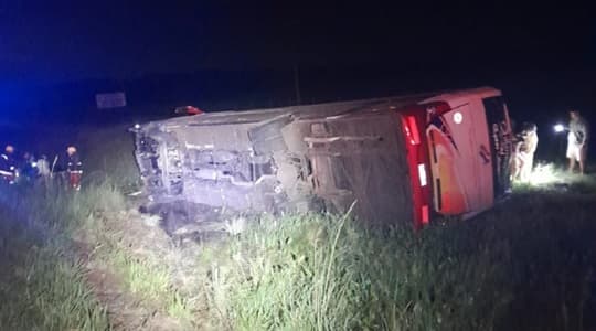 Bus con 37 pasajeros volcó en Coronel Oviedo y dejó dos fallecidos