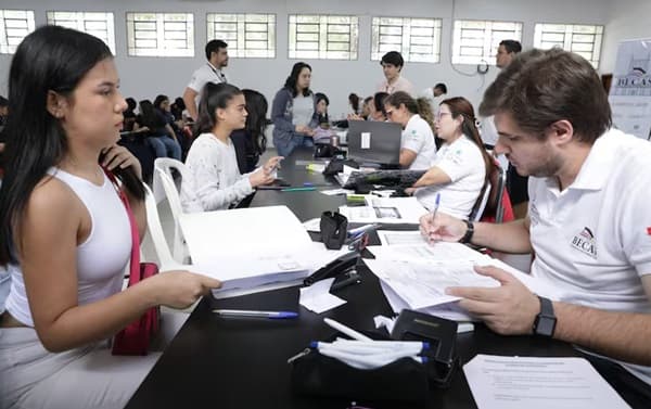 Becarios reclaman: retraso de pagos mientras abren convocatoria