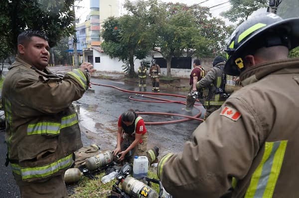Bomberos controlan incendio químico en Avenida Boggiani