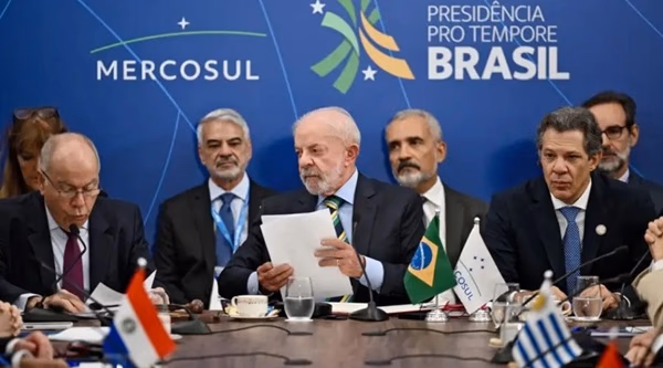 Lula marca distancia y se separa de Paraguay y la región