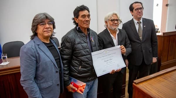 Congreso premia al pintor indígena Osvaldo Pitoe