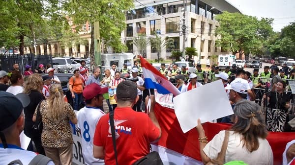 Víctimas de la mafia de pagarés marchan y exigen freno a embargos