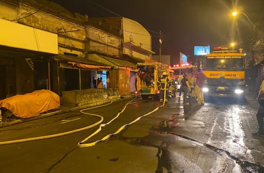 Bomberos controlaron incendio en depósito de artículos electrónicos del Mercado 4