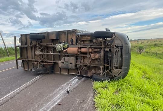 Camión del CODI volcó en la Ruta PY03 y militares salieron ilesos