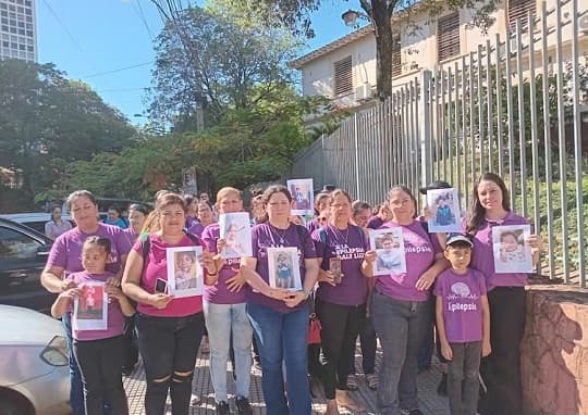 Familiares de niños con epilepsia se manifestaron frente al Ministerio de Salud