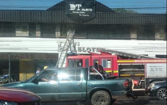 Incendio en casino de Ñemby fue controlado por bomberos voluntarios: no hubo heridos