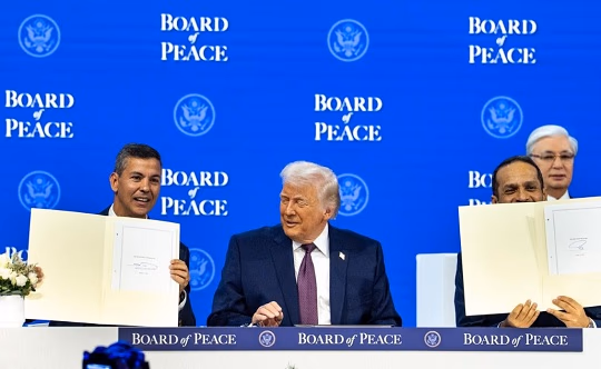 Peña firma en Davos la “Junta de Paz” impulsada por Trump