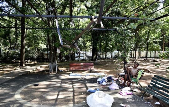 Plaza Celsa Speratti, obra que inauguró Nenecho, está abandonada y es refugio de chespis