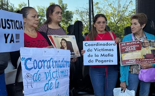 Víctimas de la Mafia de los Pagarés protestaron frente al Congreso para exigir avances en proyectos postergados