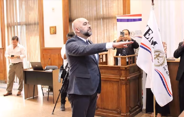 Denuncian a Orlando Arévalo por presuntos títulos falsos