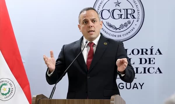 Libro del contralor fue pagado por sus amigos y el Estado