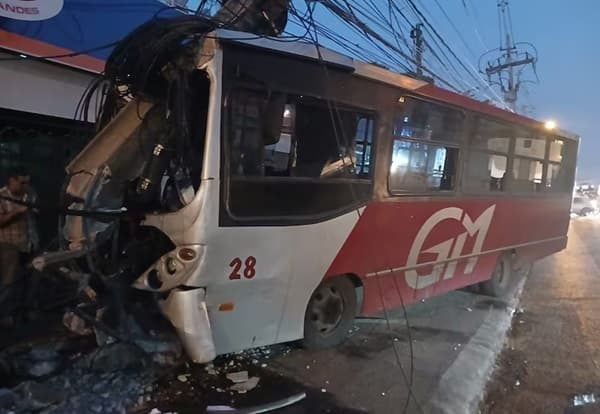 Línea 54 causa terror en Acceso Sur tras violento choque