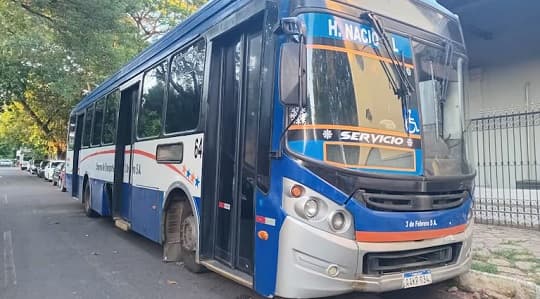 Mujer con pérdida total de cuero cabelludo sigue estable