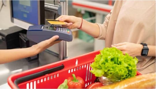 Alertan sobre el riesgo de usar tarjetas para el súper
