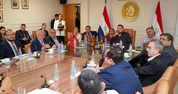 El presidente del Instituto de Previsión Social, Jorge Brítez, con los miembros de la Comisión Permanente.