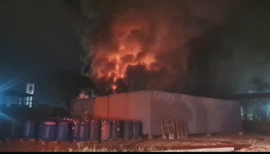 Incendio arrasa depósito de fábrica en Limpio