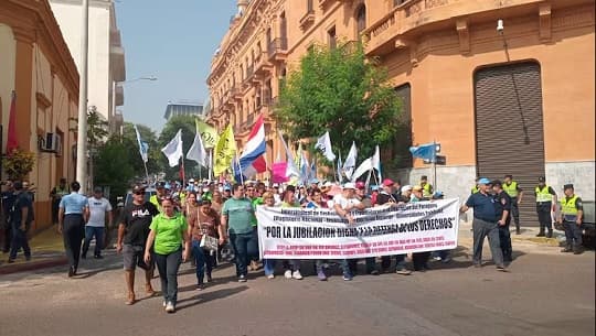 Mientras Diputados debaten la reforma de la Caja Fiscal, una masiva marcha avanza hacia el Congreso