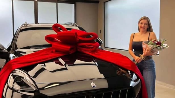 Ex ministro de Juventud exhibe lujoso regalo a su pareja