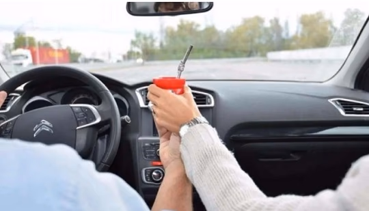 Multas por fumar o tomar tereré al volante