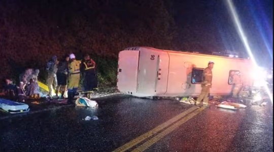 Bus con chapa paraguaya vuelca en Brasil y deja un fallecido