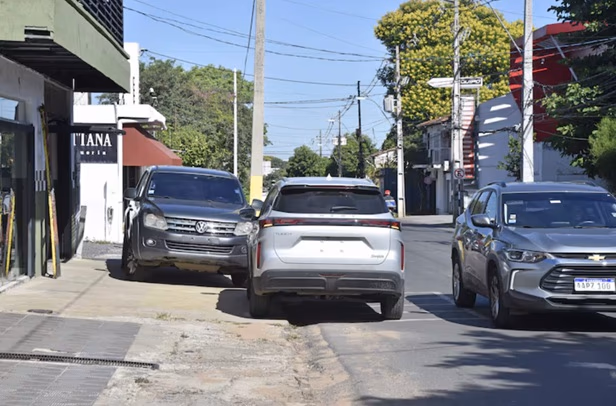 Avenida Lillo, entre el caos vehicular y peligro peatonal
