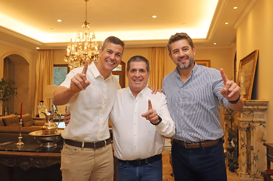 Cartes reaparece en fotos tras cirugía y alta médica