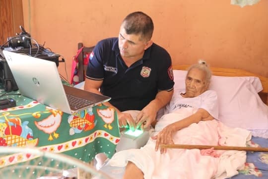 A los 102 años inicia trámite de su primera cédula