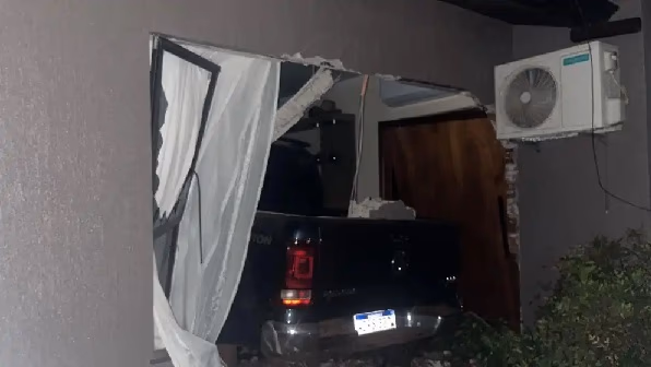 Conductor de 79 años chocó contra su propia vivienda