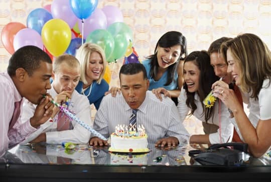 Proponen día libre por cumpleaños para trabajadores