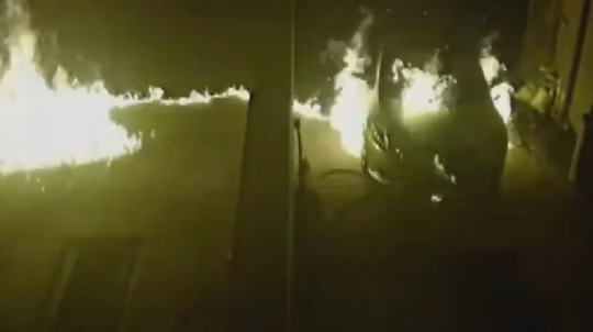 Incendian vehículo en un lavadero de Fernando de la Mora