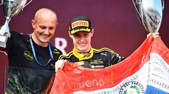 Joshua Duerksen gana el Sprint de F2 en Australia