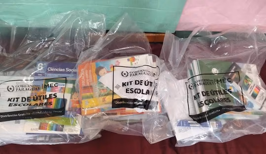 Padres reclaman kits escolares faltantes en escuela de Limpio