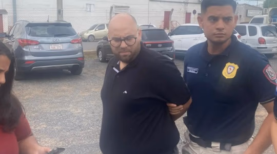 Detienen a médico forense por extorsión y coima