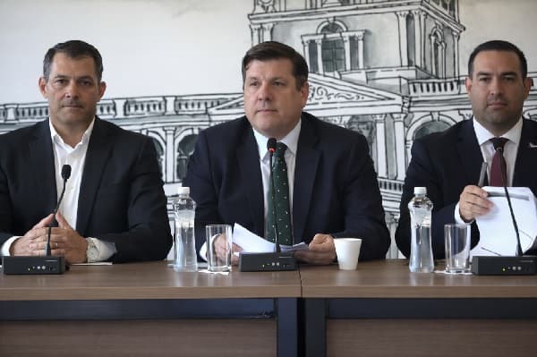 Gobierno admite posible aumento de combustibles