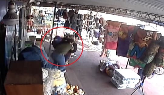 Mujer se enfrenta a ladrón armado en su local