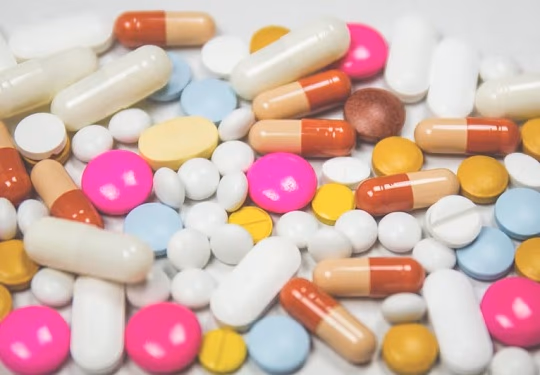 Farmacéuticas impulsan ley para cobrar deuda estatal