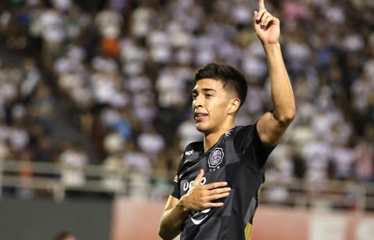 Olimpia gana y es único líder del Apertura