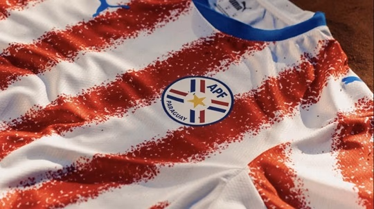 Nueva camiseta de la Albirroja genera memes y plagueos