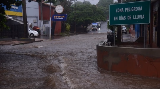 Temporal provoca inundaciones, rescates y autos atrapados en Asunción y Central