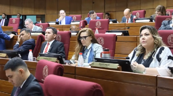 Cartismo archiva pedido de expulsión del senador Javier Vera