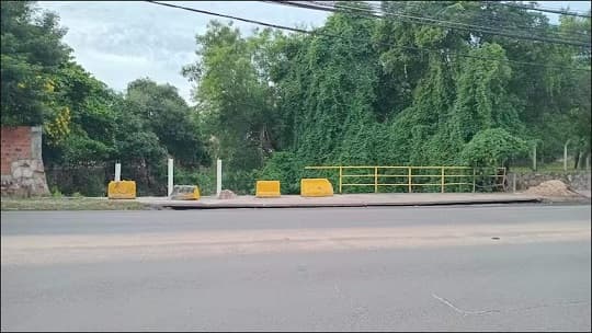 Peligro en el arroyo Mburicaó: puente sin baranda en Artigas