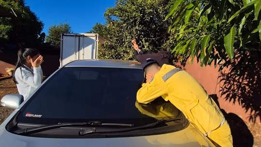 Minga Guazú: niña queda encerrada en auto y es rescatada por bomberos