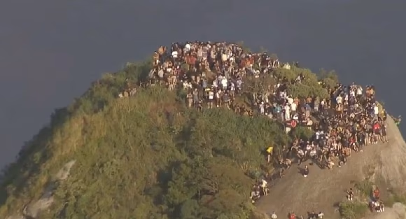 Caos en Río: 200 turistas atrapados en un morro por tiroteos